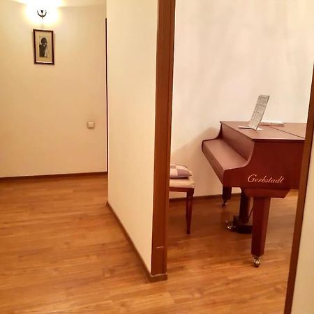 Lovely 3 Room Apartment In A Quiet District Yerevan Exterior photo