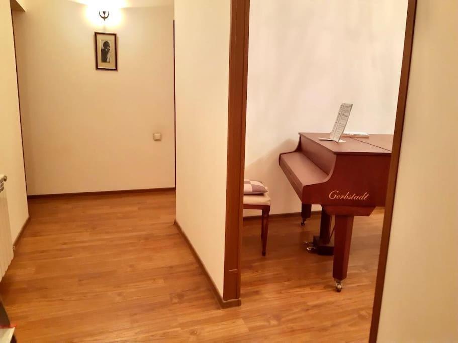 Lovely 3 Room Apartment In A Quiet District Yerevan Exterior photo